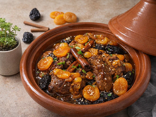 Tagine de Veau aux pruneaux et grain de sesame