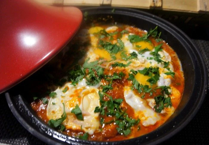 Mkila oeufs et tomates