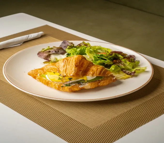 Croissant Œufs Brouillés Avocat